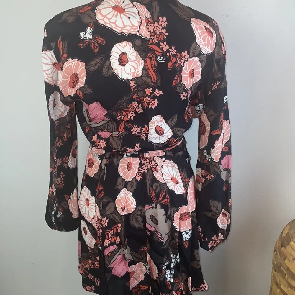 Retail $320 Reformation Mallie Floral Wrap Dress Wrap Dress Floral Front Size M - Image 8