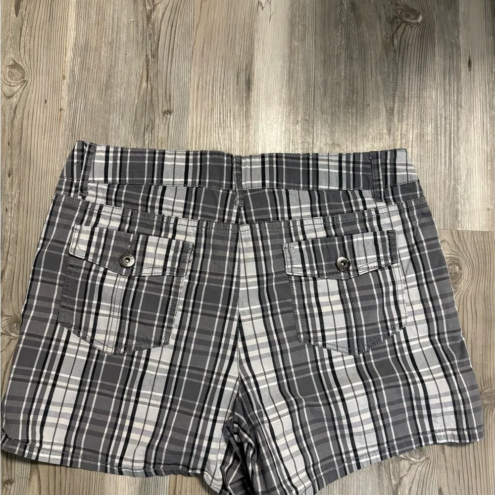 Grey and white plaid shorts #plaidshorts waist is 16, length is 4.5 Gray Size 12 - Image 2