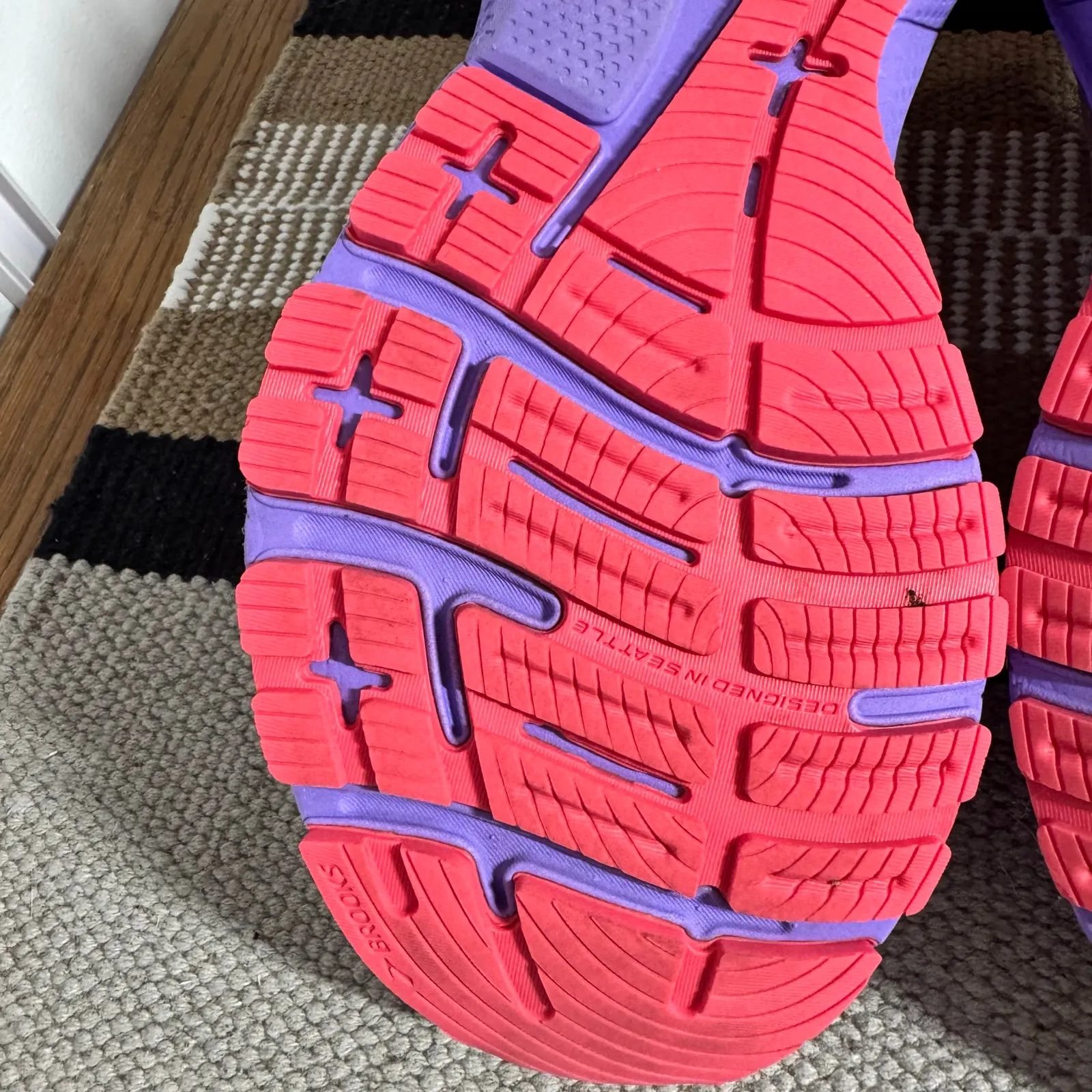 Brooks Sneaker Women 9B Med Adrenaline GTS 22 White Purple Running Walking Gym - Image 4