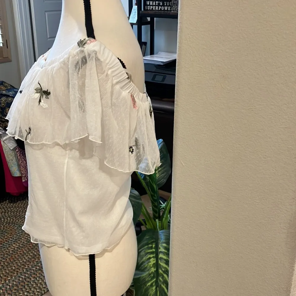 NWOT Divided White Off shoulder Embroidered Crop Top - Image 3