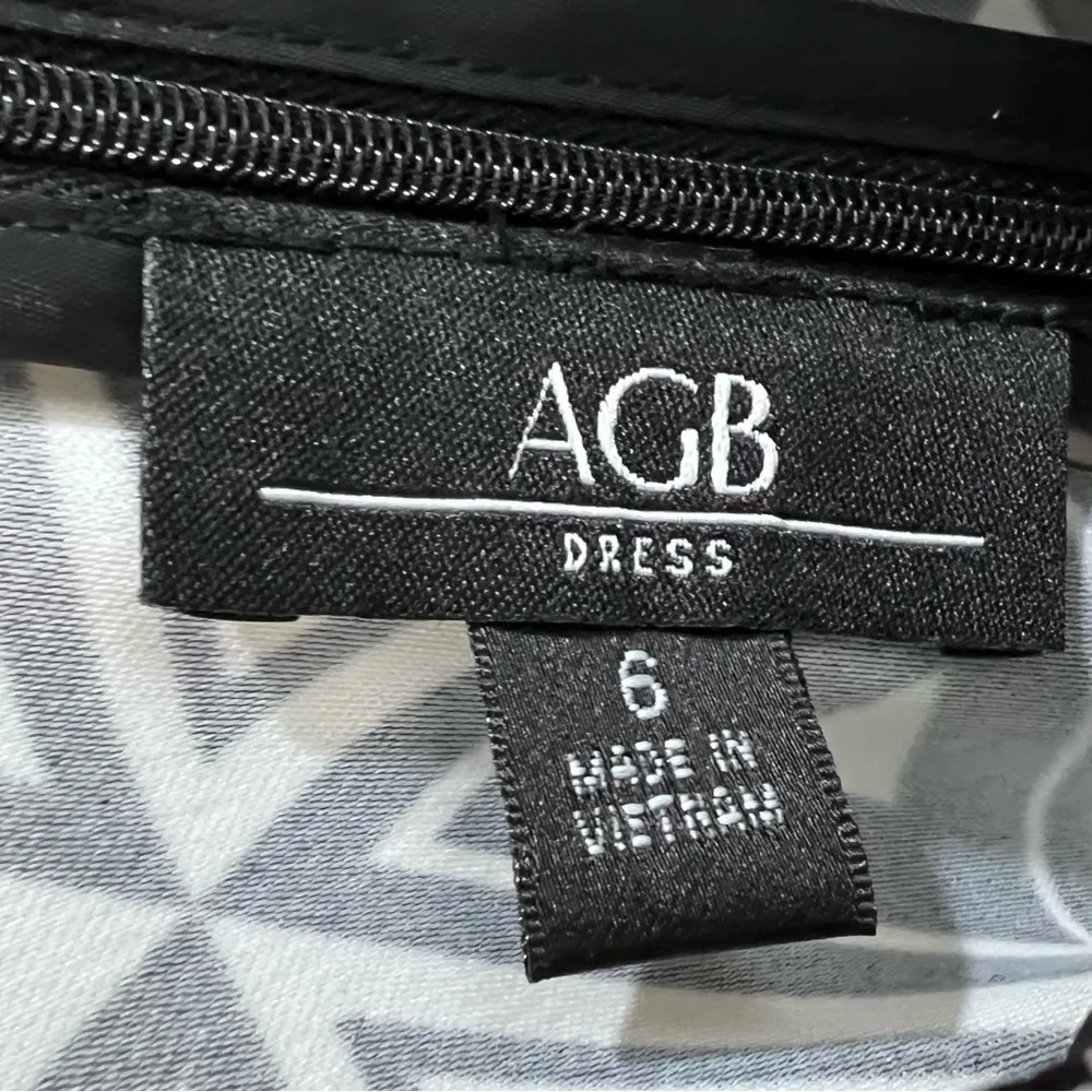 Black and white geometric print mock neck shift dress size 6 - Image 4