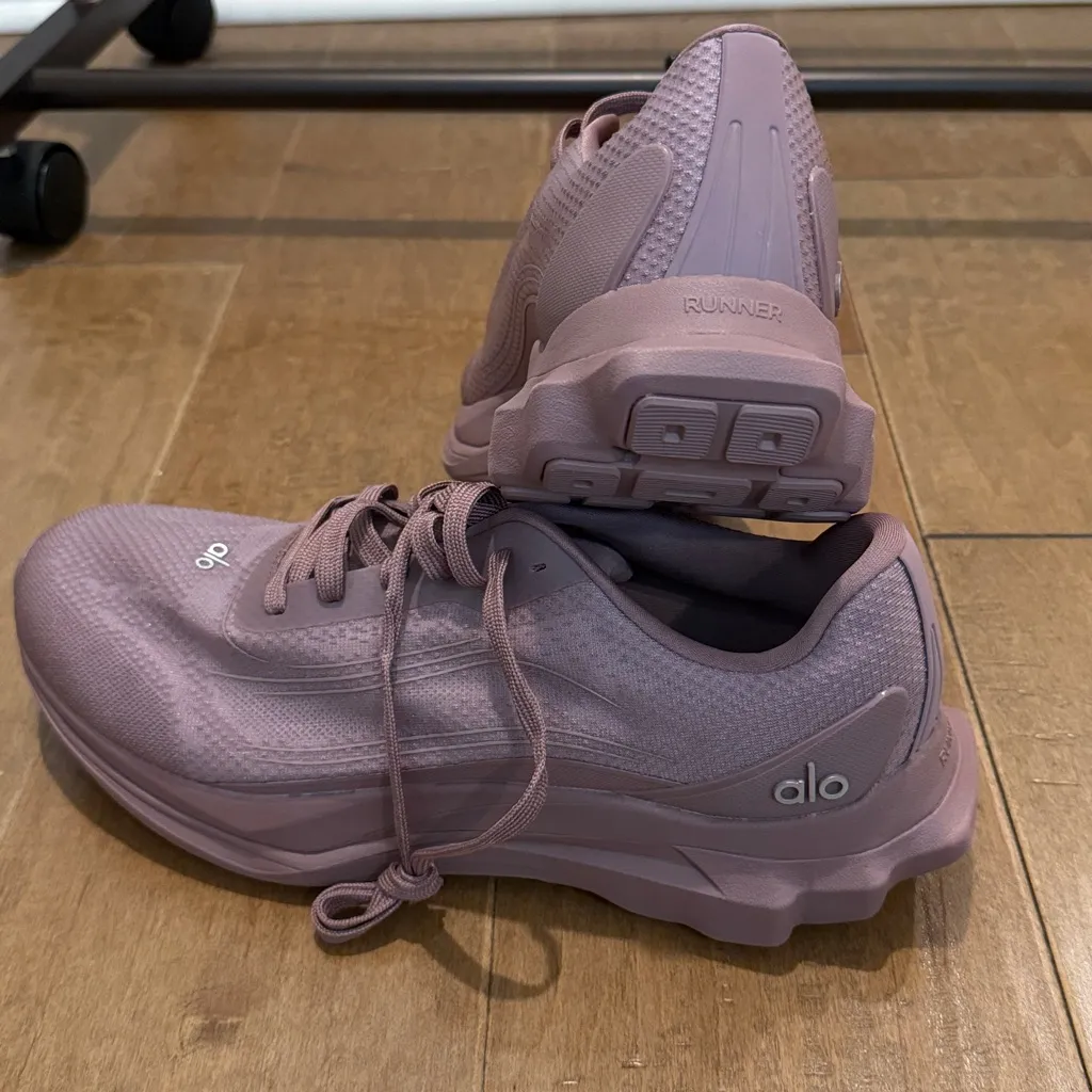 NWOB Alo Runner Shoes Smokey Quartz - Image 4