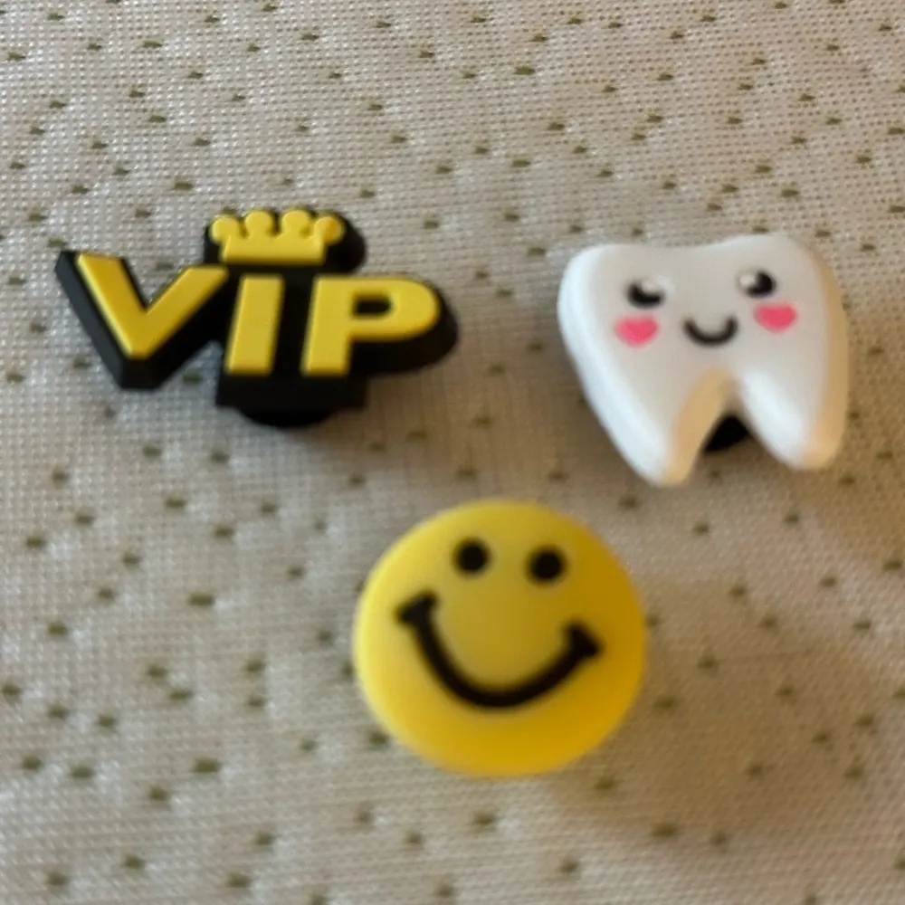 Jibbitz Croc Charms Set of 3 NWT Yellow Size undefined - Image 3