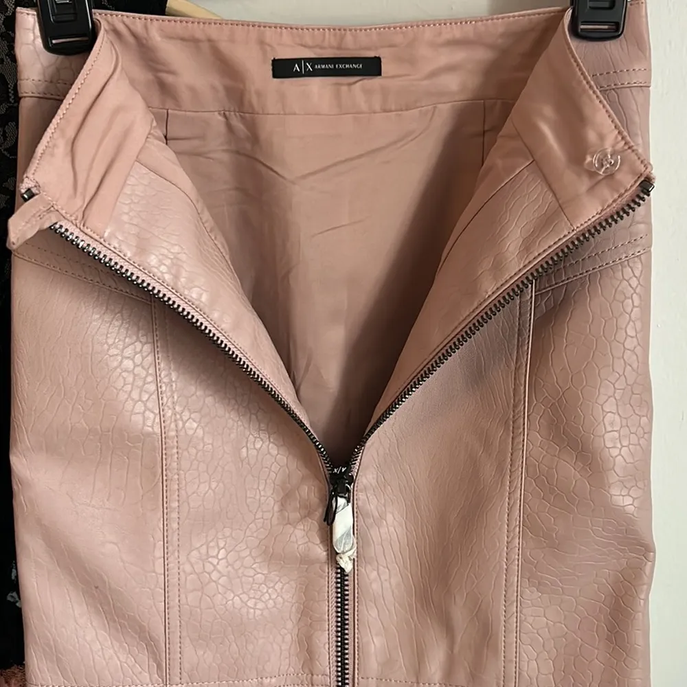 New Armani Exchange Mauve Pink Vegan Snakeskin Embossed Leather Zip Mini Skirt - Image 4