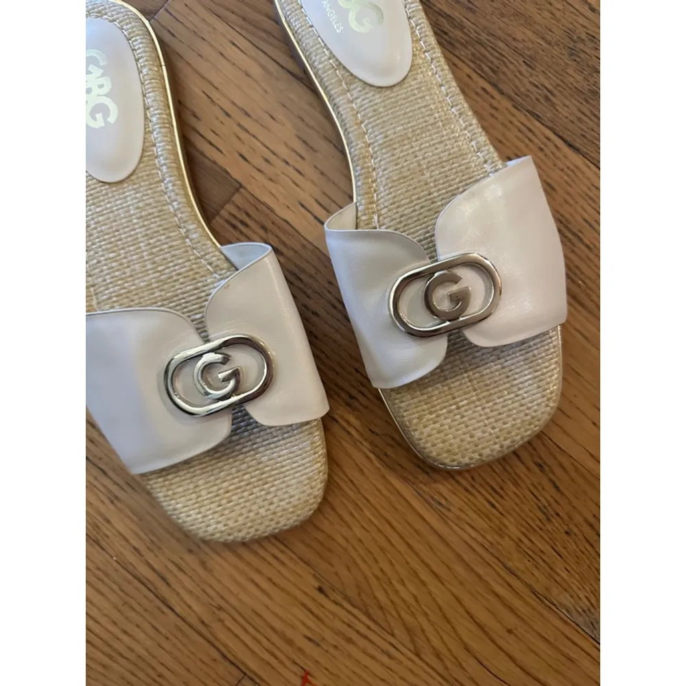 GBG Los Angeles Slides Women's Size 8.5 Beige and White - Image 6