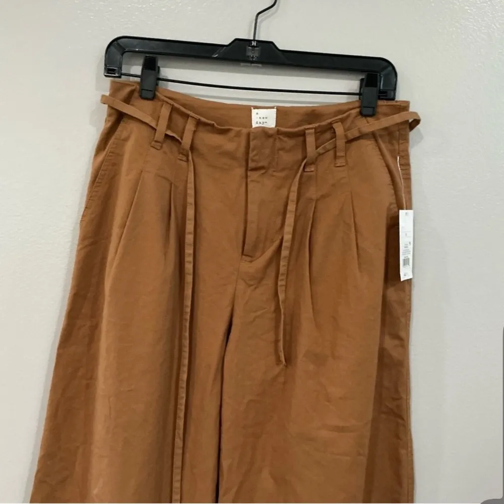 Met A new day Camel Wide-Leg Pants on size 6. Modern wide leg. Cargo type pant - Image 6