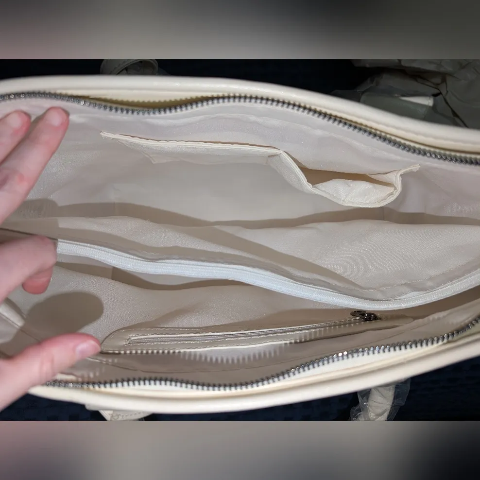 NWTS Valentino Orlandi Vegan Leather Quilted 2 Way Large Tote Set Cream/White White - Image 3