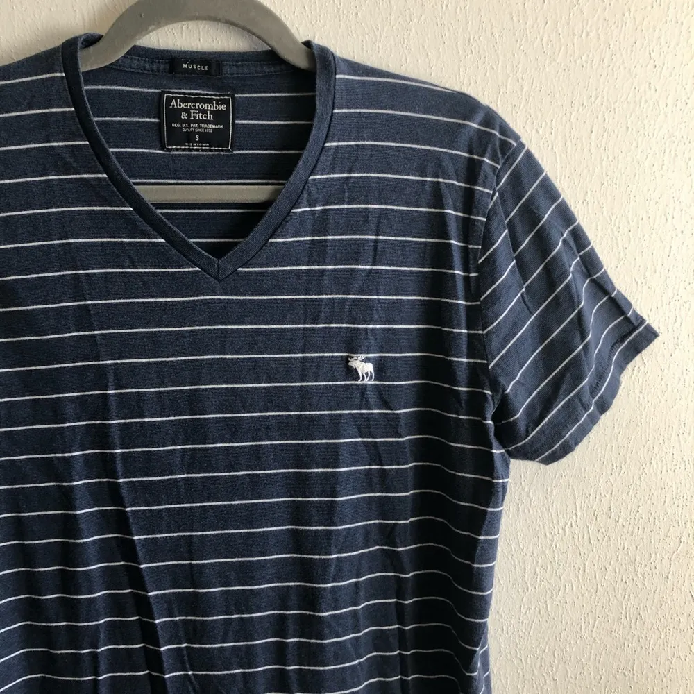 Abercrombie & Fitch Tee Navy & White Stripe Short Sleeve V Neck Top Sz S GUC - Image 4