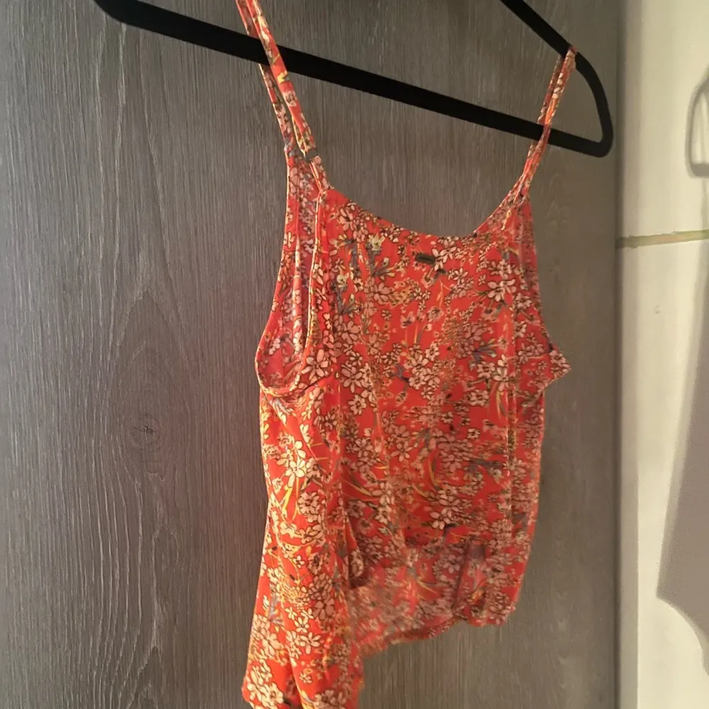 Like New O’Neill cropped floral tank - Image 4