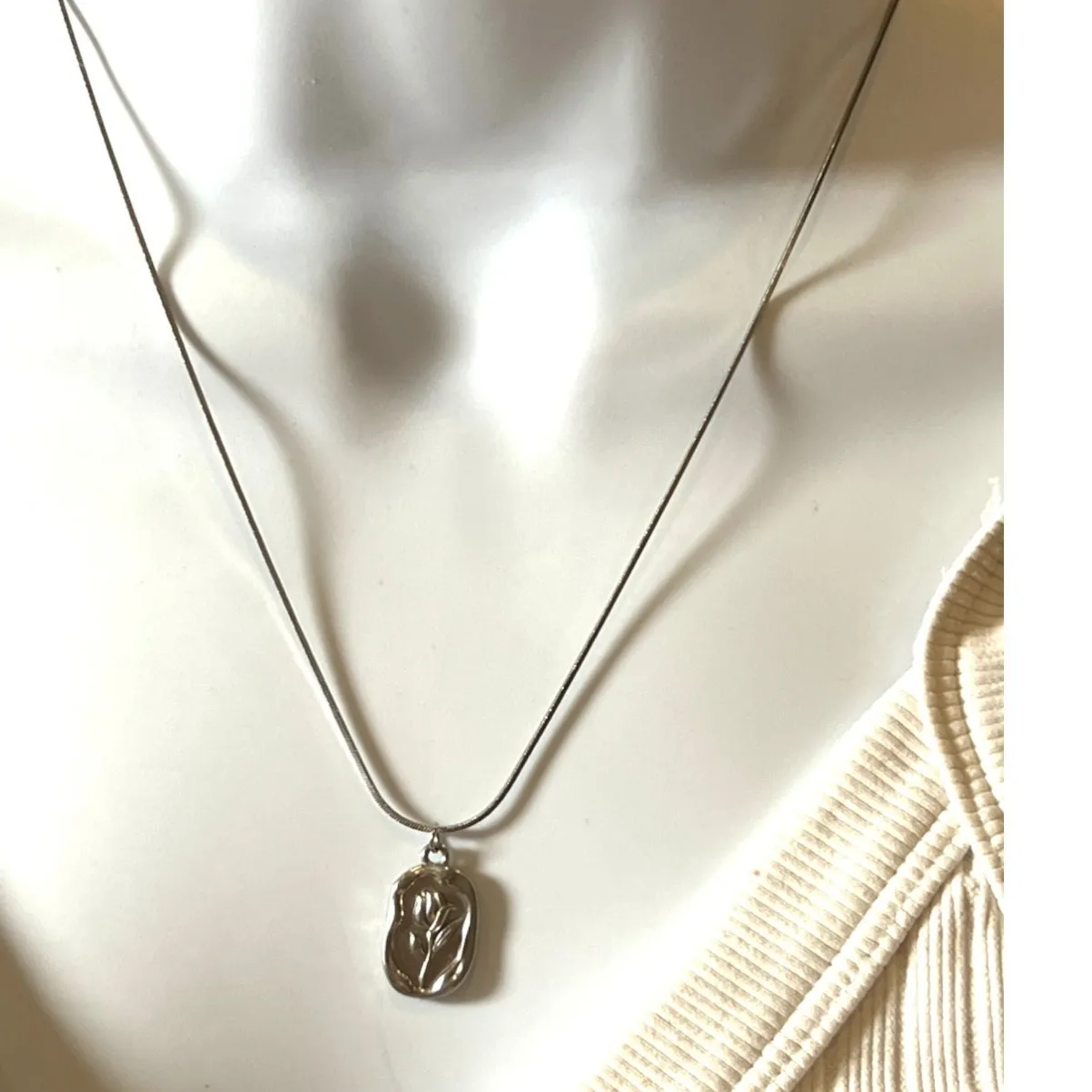 OAIYU Cottage Tulip Flower Pendant Necklace Pendant Silver Tone Adjustable - Image 3