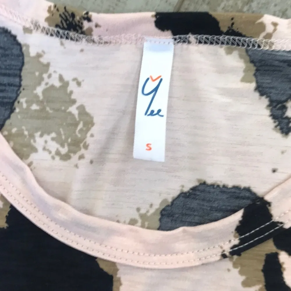 Cute flowy sleeveless top - Image 2