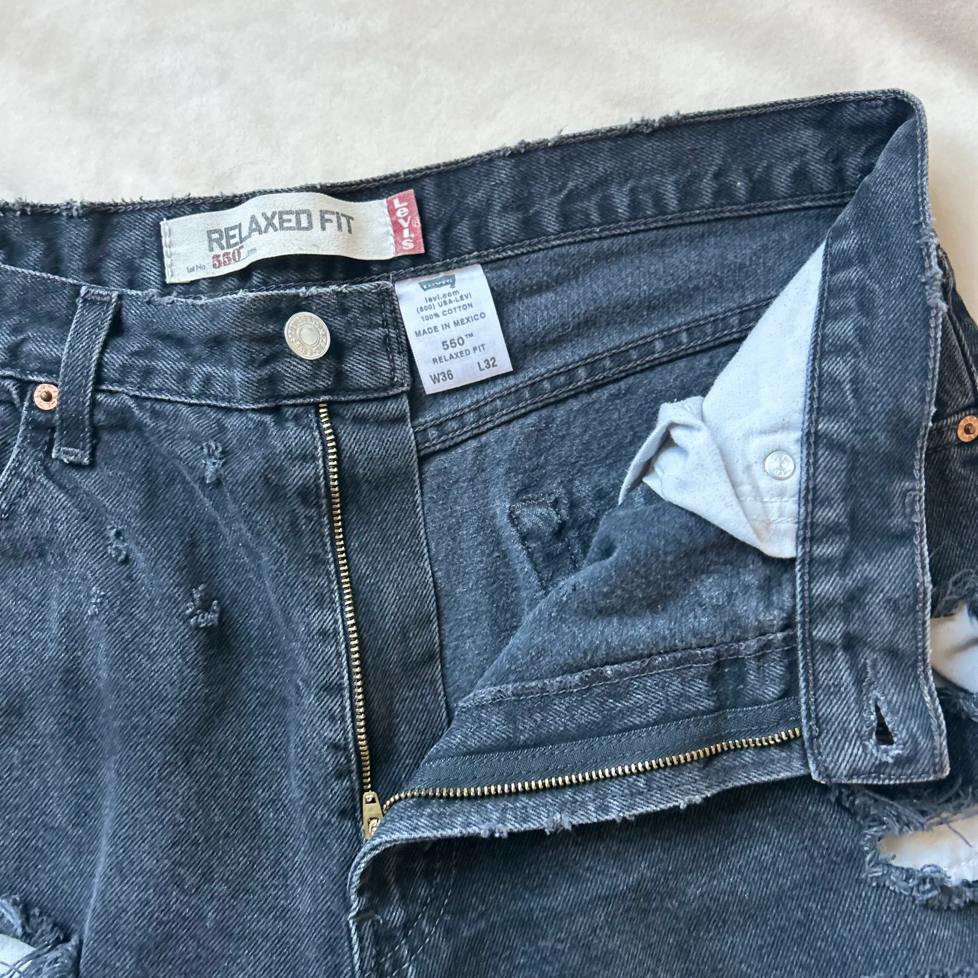 Levi’s 550 Distressed Jeans - Image 7