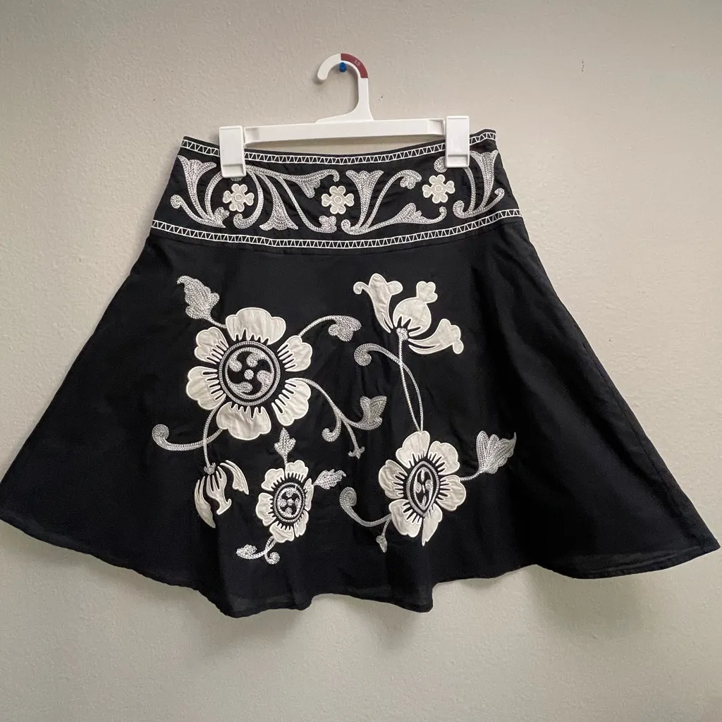 Bandolino Petite Women’s Flower Embroidered Skirt Black and White size 6 Petite - Image 2