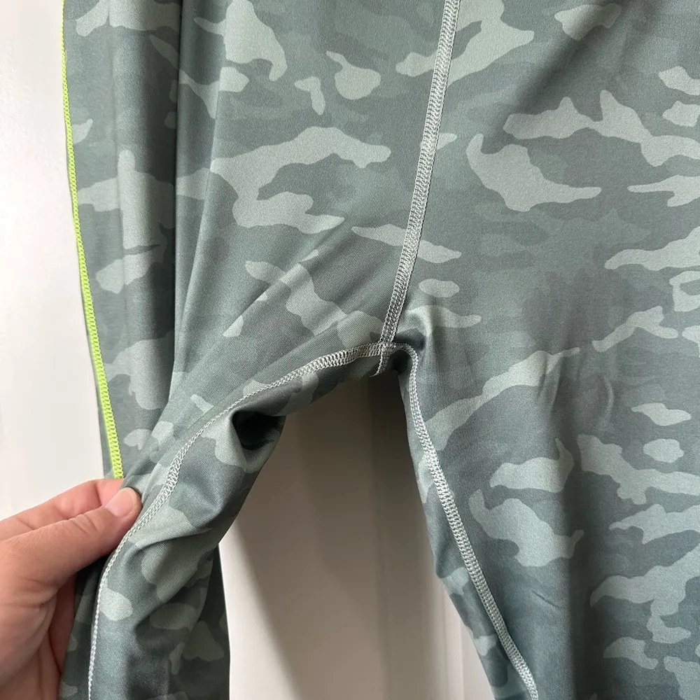 Vineyard Vines Printed Performance Leggings Camo Sage Olive Size L - Image 3