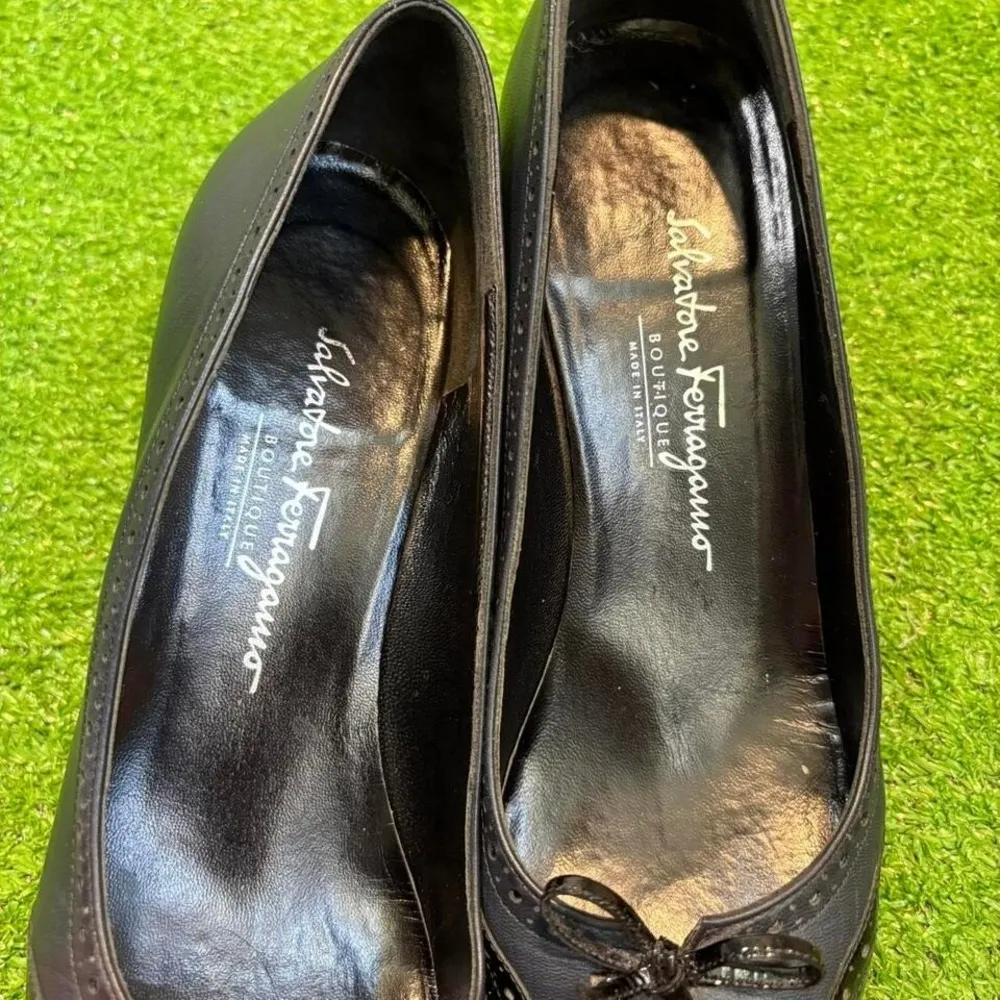 Salvatore Ferragamo Size 8 4A Black Leather Bow Kitten Heels Closed Toe Wing Toe - Image 5