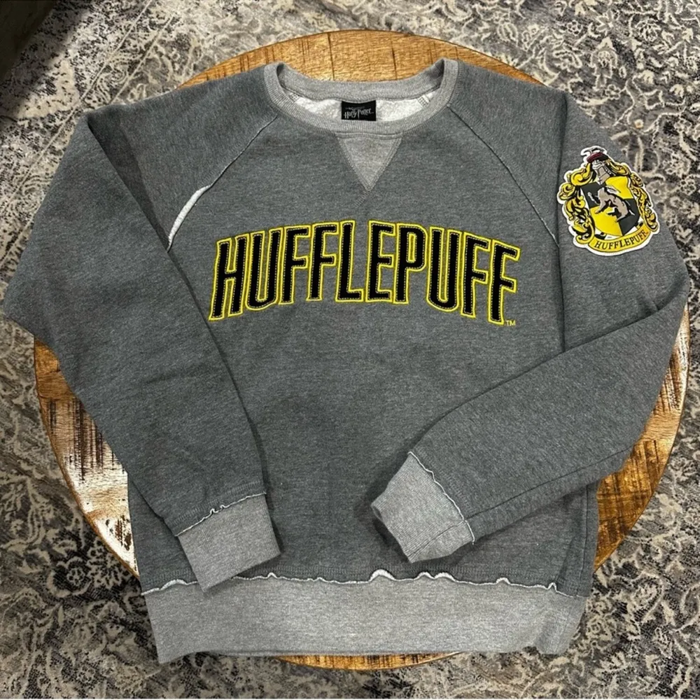 Harry Potter Wizarding World Universal Studios Hufflepuff Sweatshirt Size Small Gray - Image 7