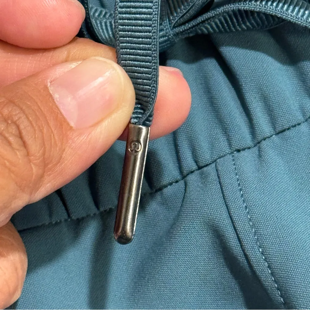 Lululemon Size 4 Cascades On The Fly Short Woven 2.5" Athletic Activewear Travel - Image 5