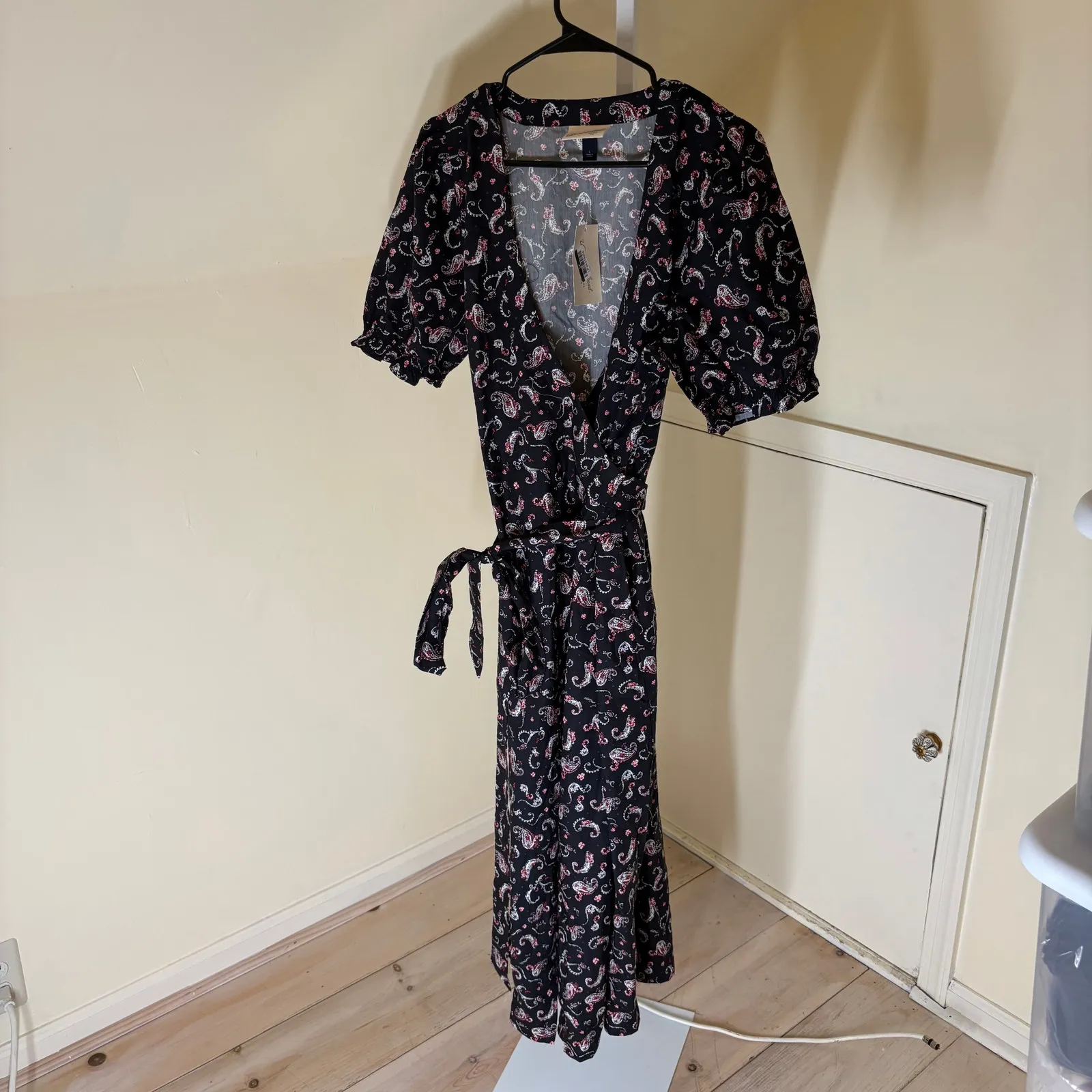 Universal Thread NWT Women's Puff Short Sleeve Midi Wrap Dress Black Paisley L - Image 3