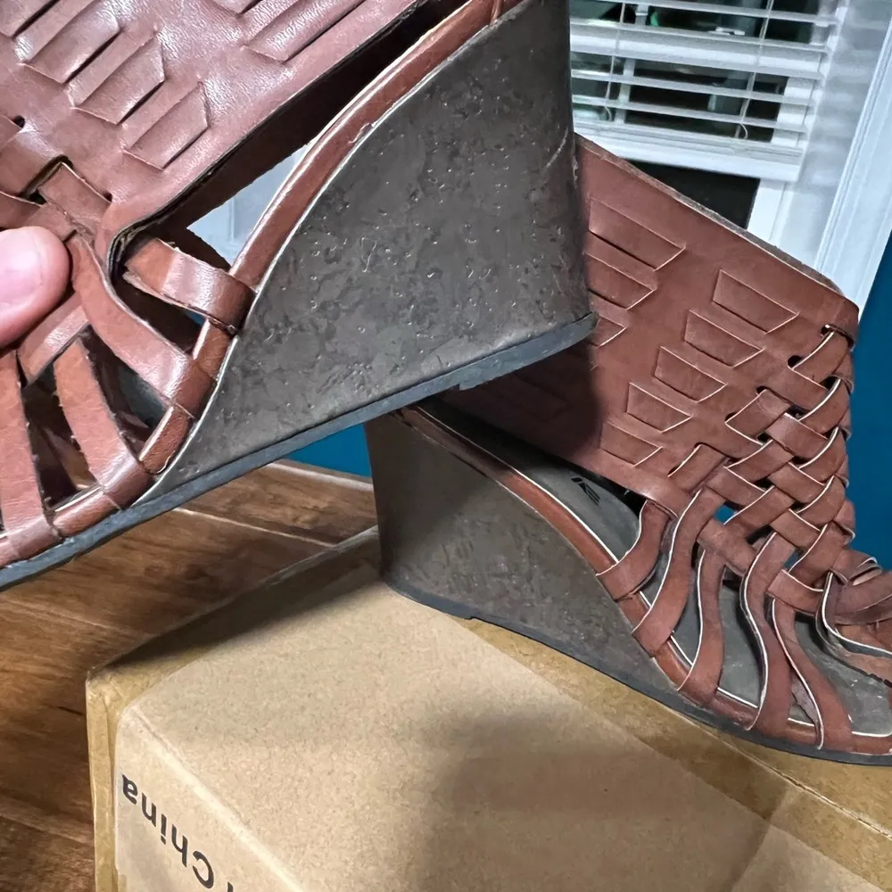 Women’s American Eagle Brown Size 6.5 Open Toe Zipper Back Wedge Sandal Heels - Image 2