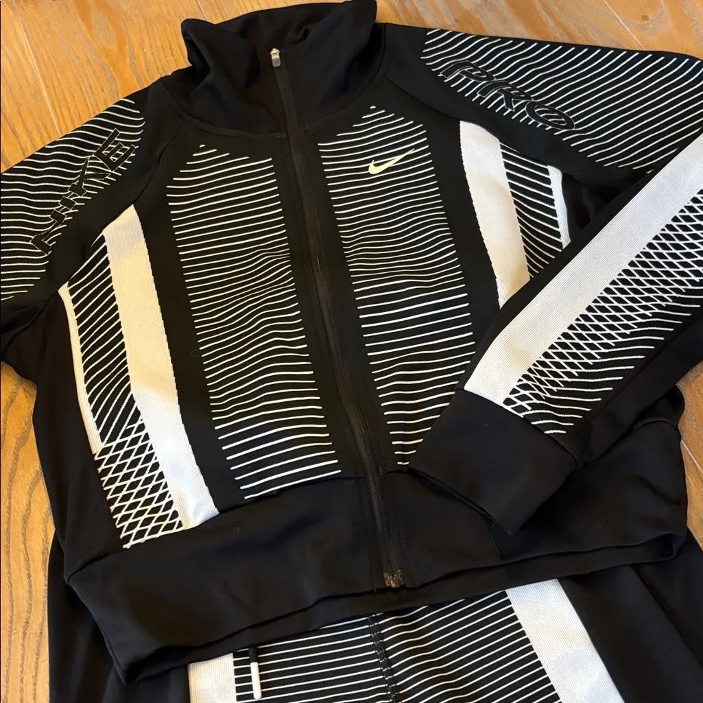 Nike  Athleisure/Workout Set - Image 8