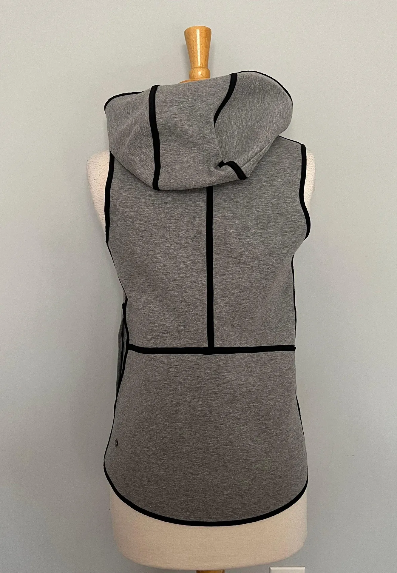 Reversible Black Gray Insculpt Vest - Image 6