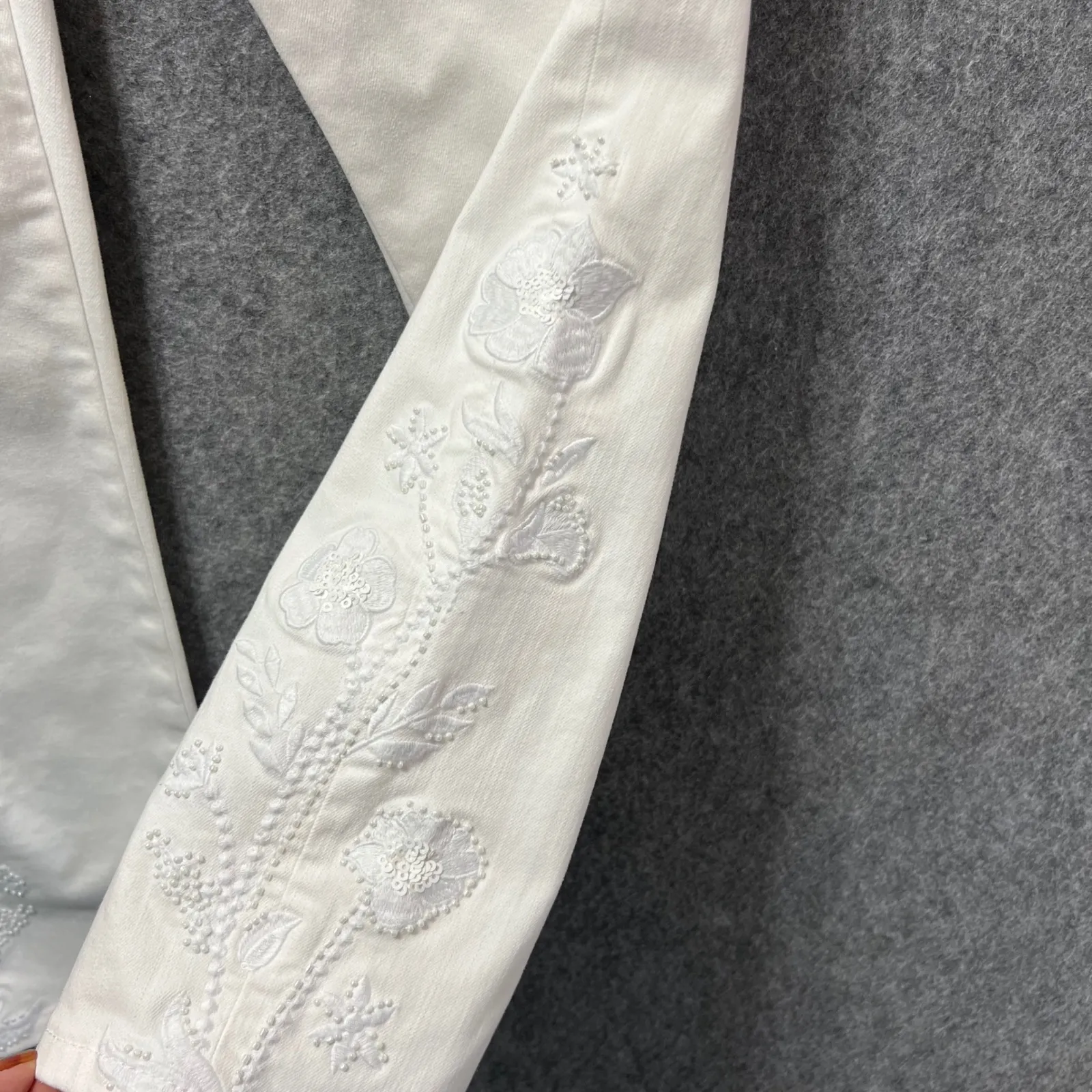 Soft Surroundings‎ White Floral Embroidered Ankle Pants PM Stretch Denim Pull On - Image 2