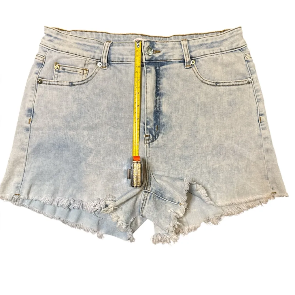 Pink Lily Light Wash Denim Frayed Shorts Women’s Size 31‎ Mid Rise 3” Inseam - Image 5