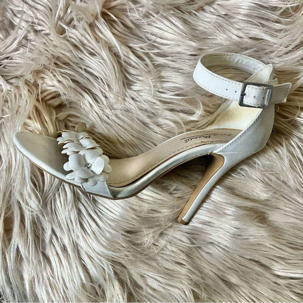 Anne Michelle White Flower heels - Image 2