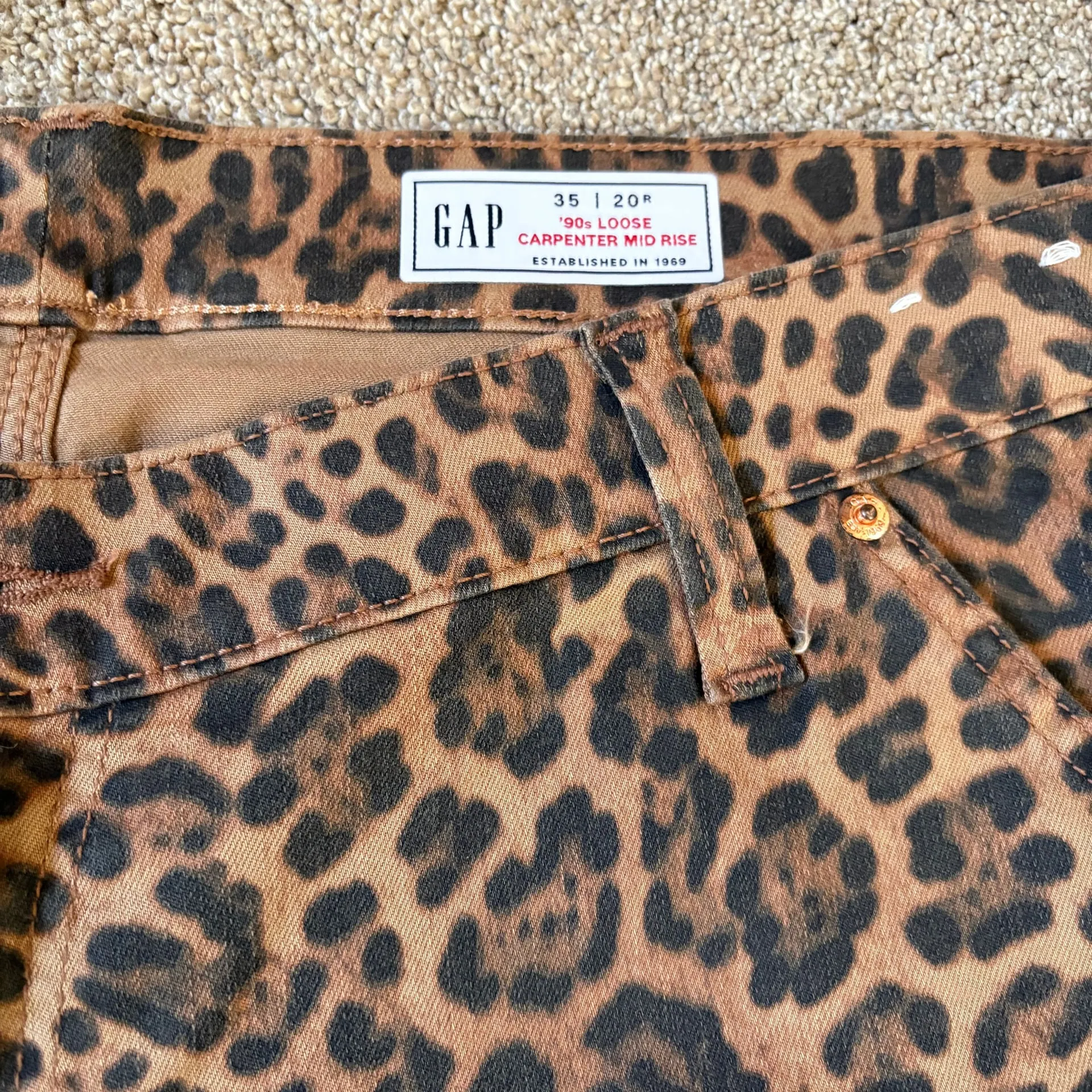 GAP Mid Rise '90s Loose Leopard Jeans - Image 4