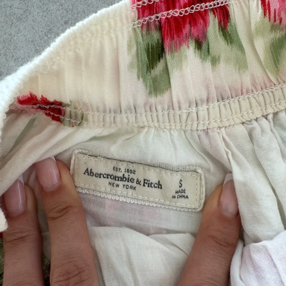 Vintage floral Abercrombie & Fitch white bubble mini skirt - roses - size small - Image 3