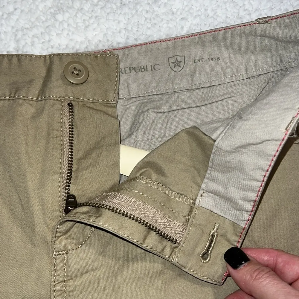 BANANA REPUBLIC size 8 khaki shorts Martin fit straight leg sits below the waist - Image 6