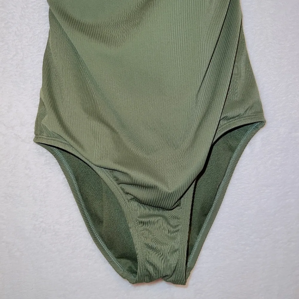 Hurley One Piece Swimsuit in Amazon Jungle Green size medium - Image 5