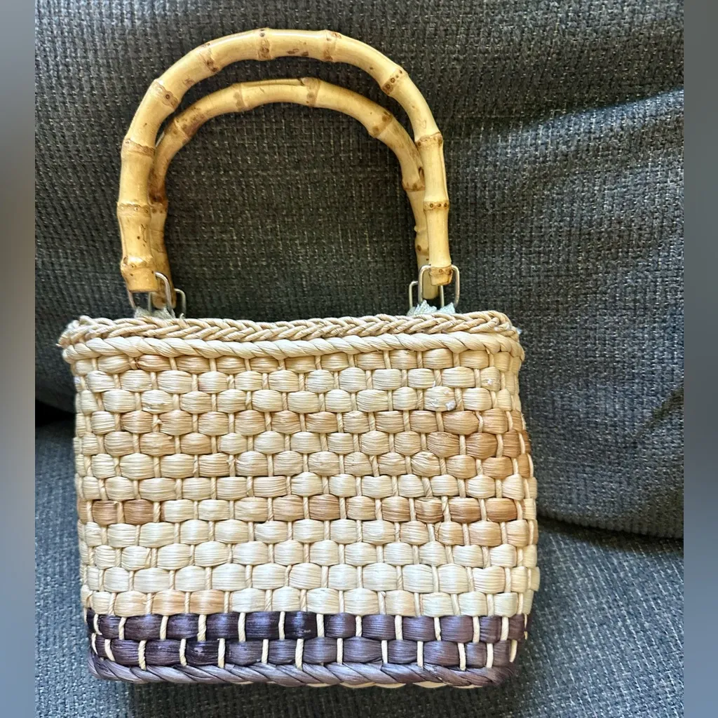 Cream tan straw handle bag with a palm tree design, bamboo handles, zip closure - Image 3