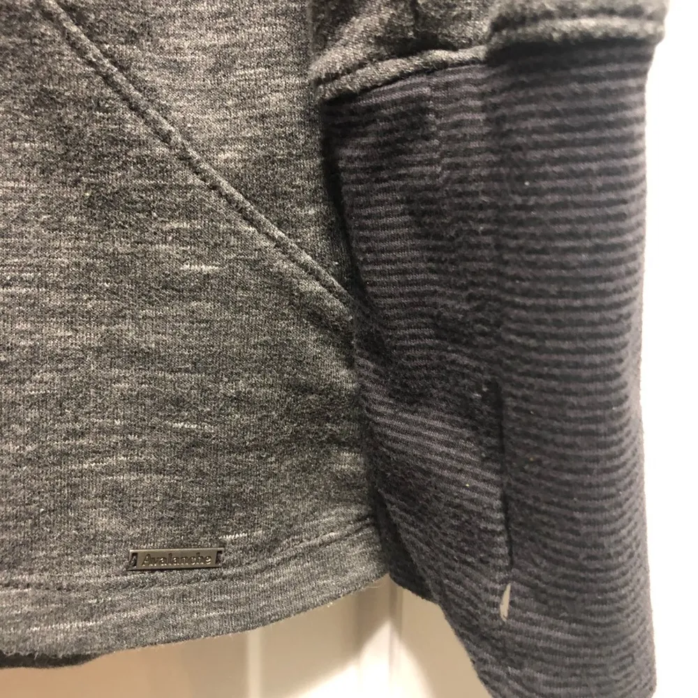 Avalanche  hoodie small - Image 4