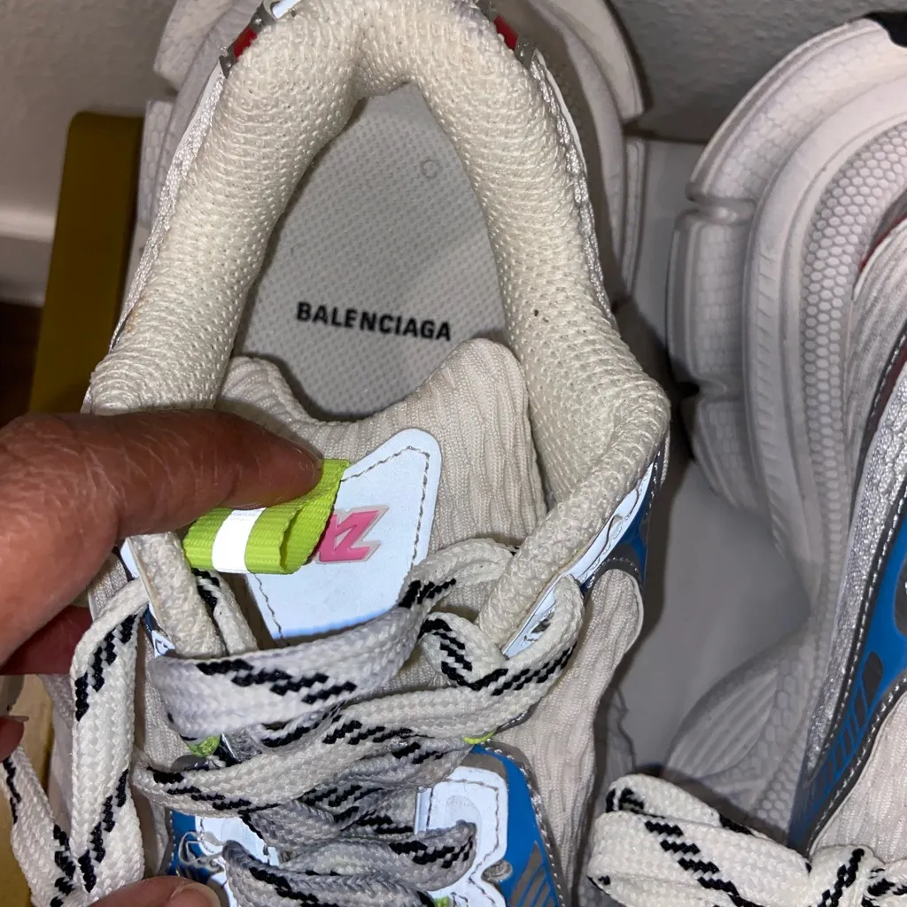 Stylish Wonen’s Fashion' Sneakers in Pink, Blue, and White Red Size 7.5 - Image 2