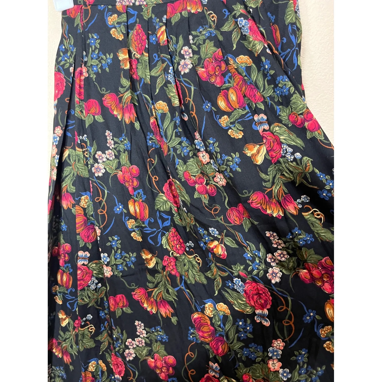 Vintage Susan Bristol Petite Pleated Floral Midi Skirt Size 4 Black Red Blue - Image 2