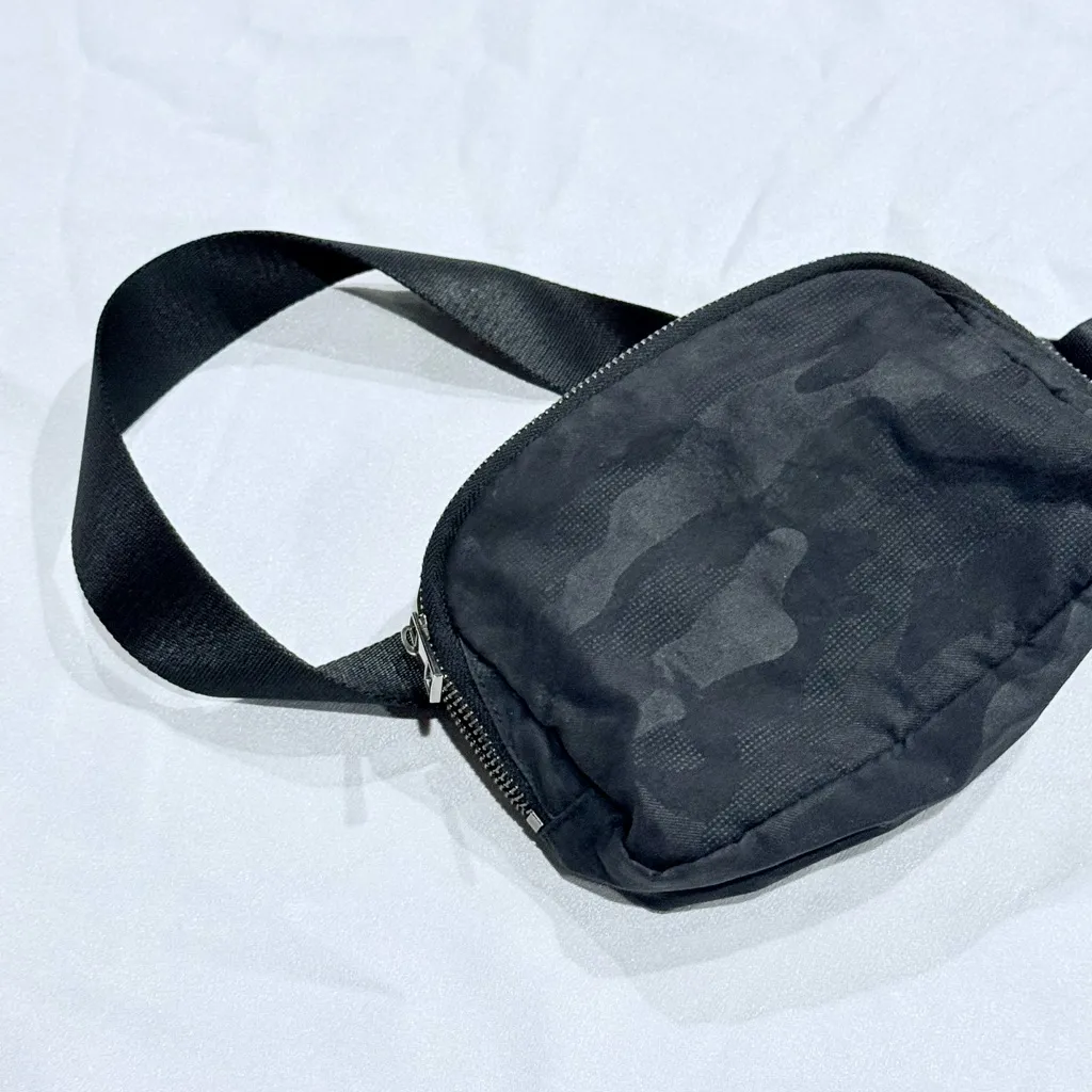 Amazon Black Camouflage Crossbody Bag - Image 3