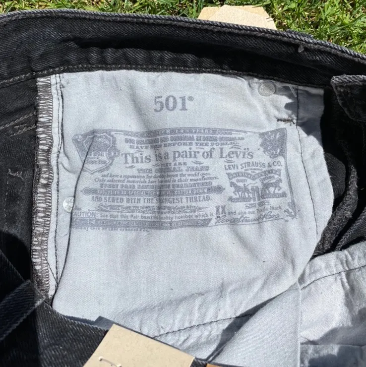 Levi’s 501 Mid-Rise Distressed Shorts - Image 5