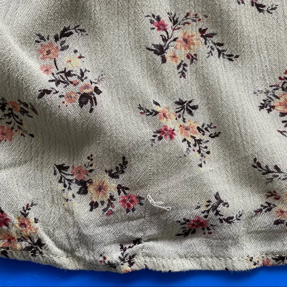 American Eagle Floral Print Cut Out Side Tank Size Medium - Image 10