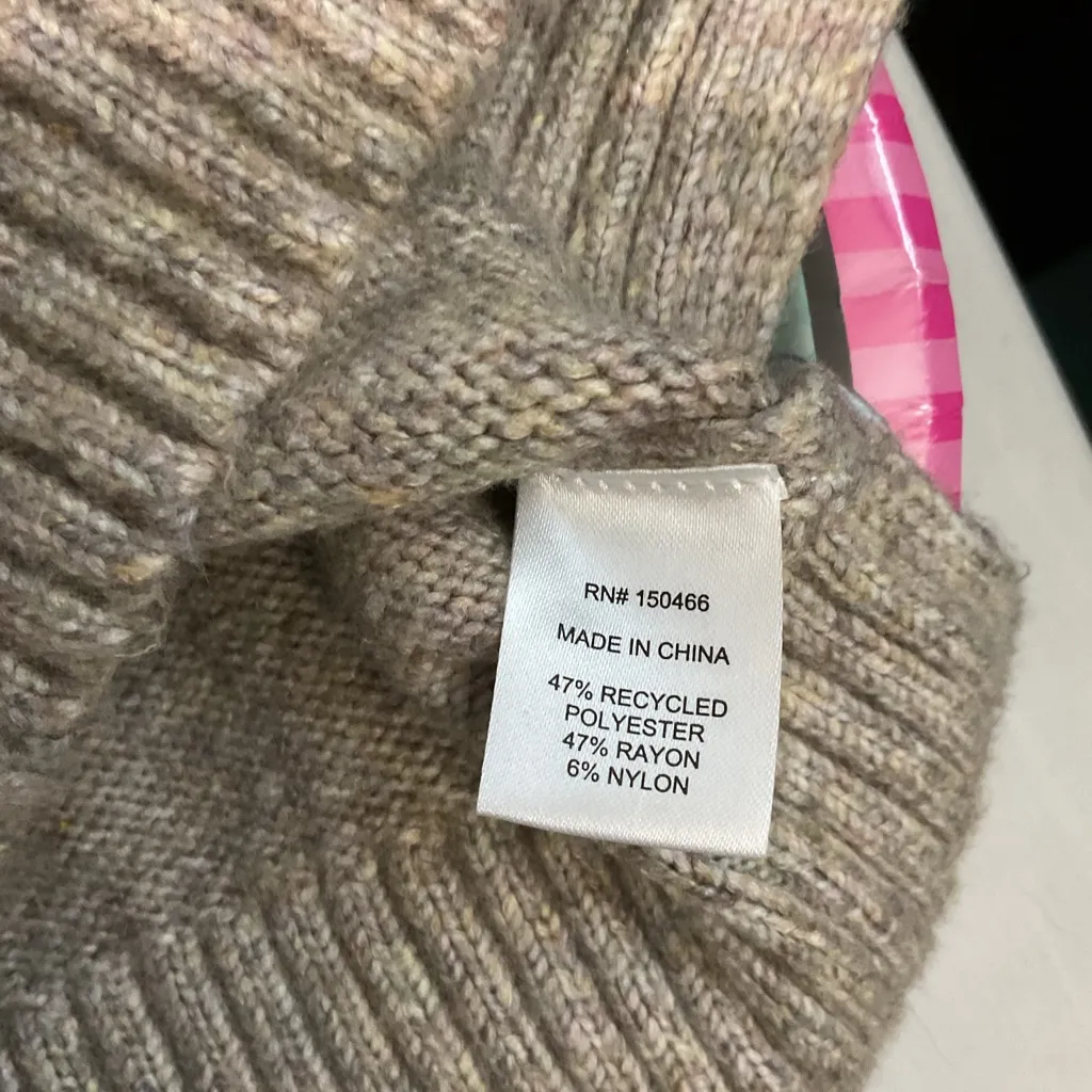 Market & Spruce Beige V-Neck Sweater - Image 4