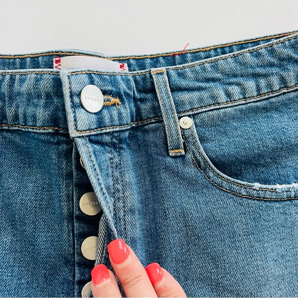Sundry Blue Jean Shorts with Distressed Embroidered Star Accents Size 29 - Image 4