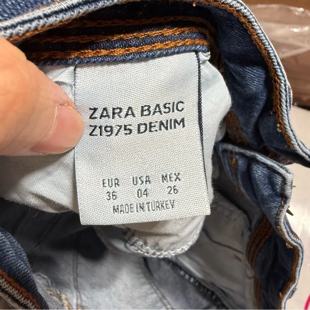 Zara Denim Distressed Women's Shorts Raw Hem Size 4 EUC Blue - Image 5