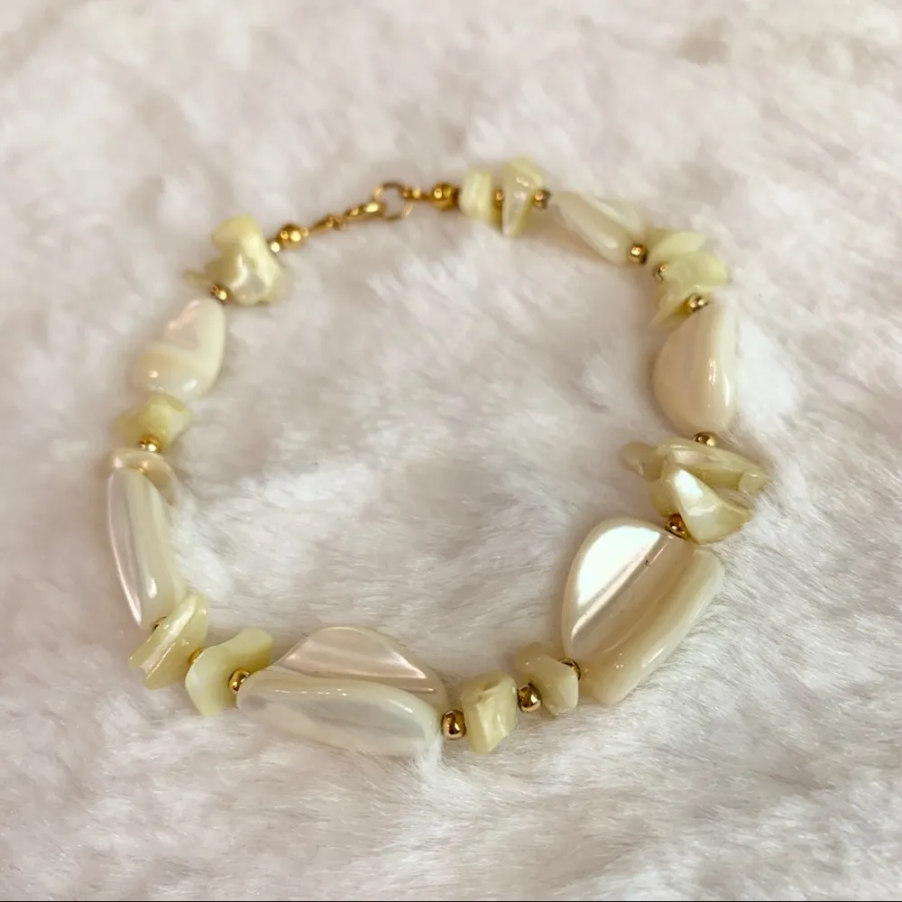 Vintage Beaded Sea Shell Clasp Bracelet Pearlescent Gold - Image 6
