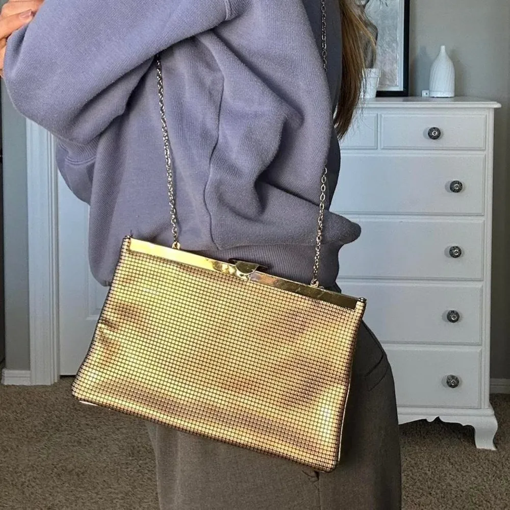 Gold chainmail clutch bag with vintage snap closure - Image 2