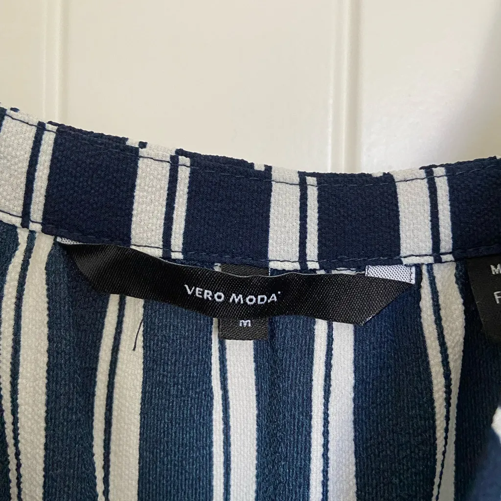 EUC Vero Moda women’s navy blue white striped button front midi dress medium - Image 5