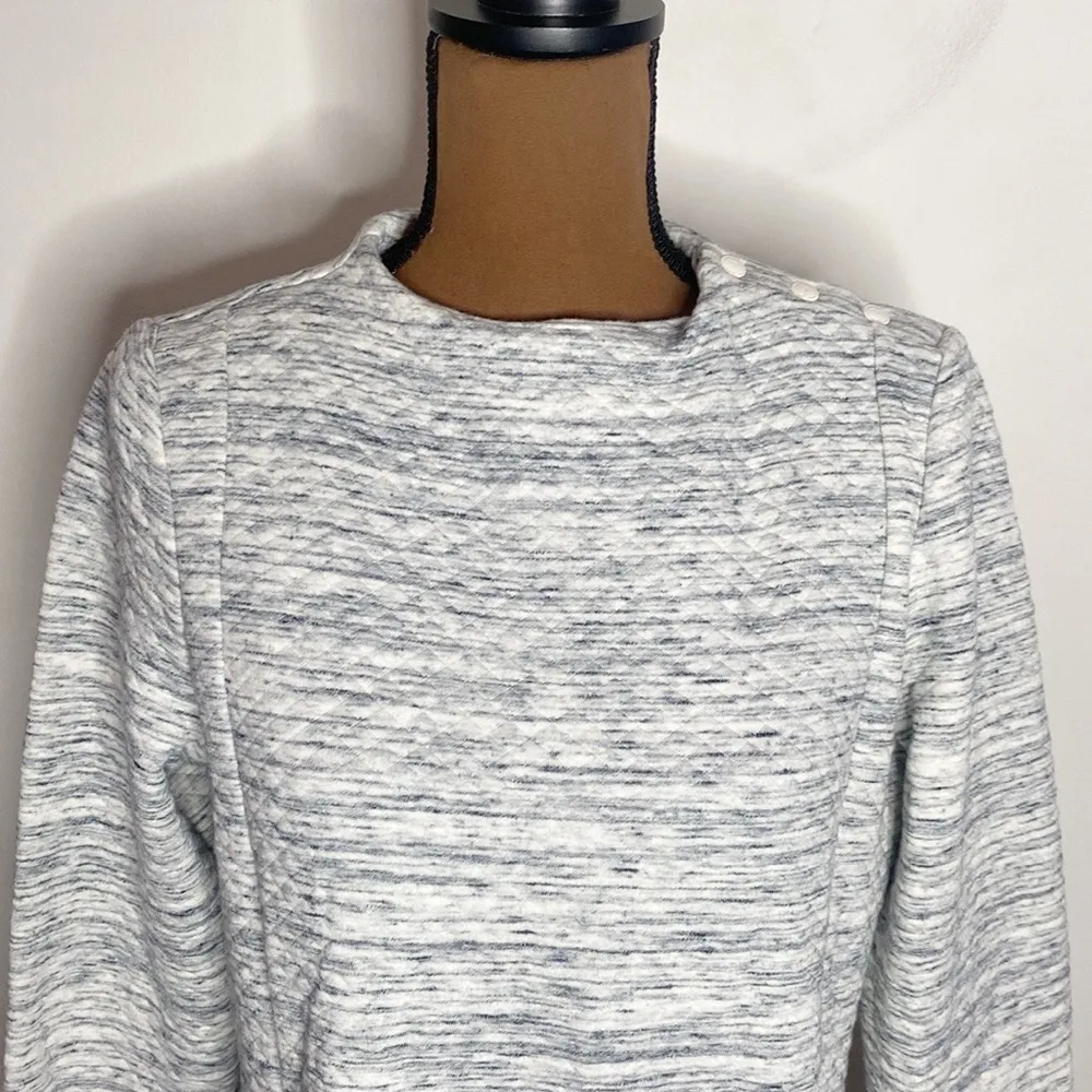 T by Talbots Heather grey quilted Mockneck button shoulder sweatshirt size M - Image 5