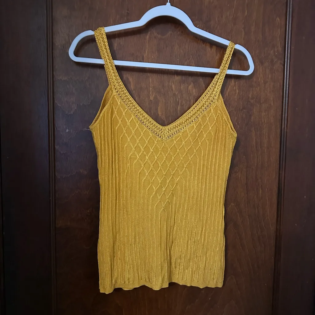 NWT WHBM diamond stitch sweater tank size S - Image 3