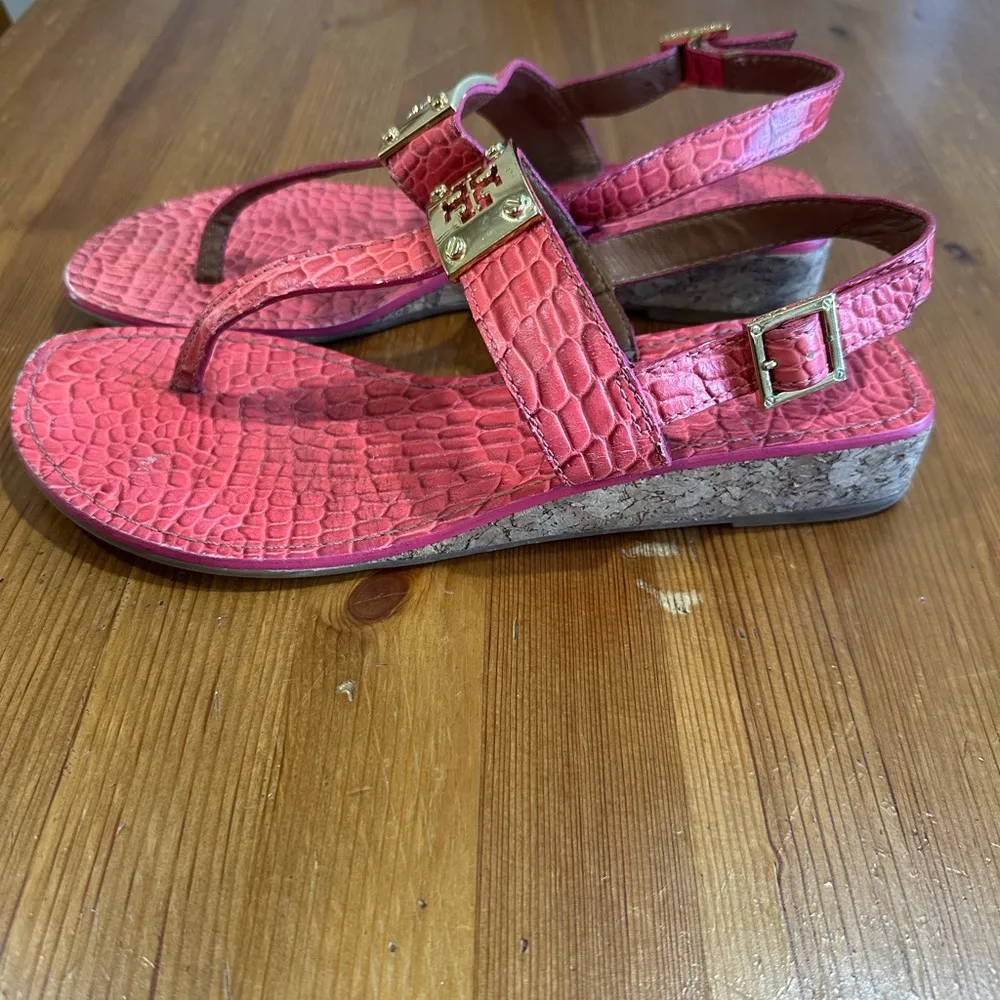 Tory Burch Pink and Brown Croc-Embossed sándals - Image 7