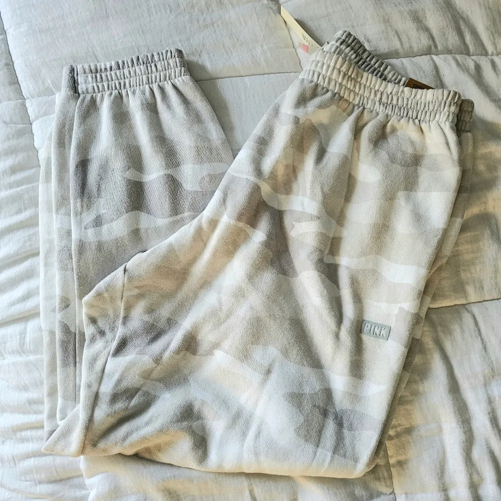 NWT Camo High Waisted Campus Joggers XL - Image 2