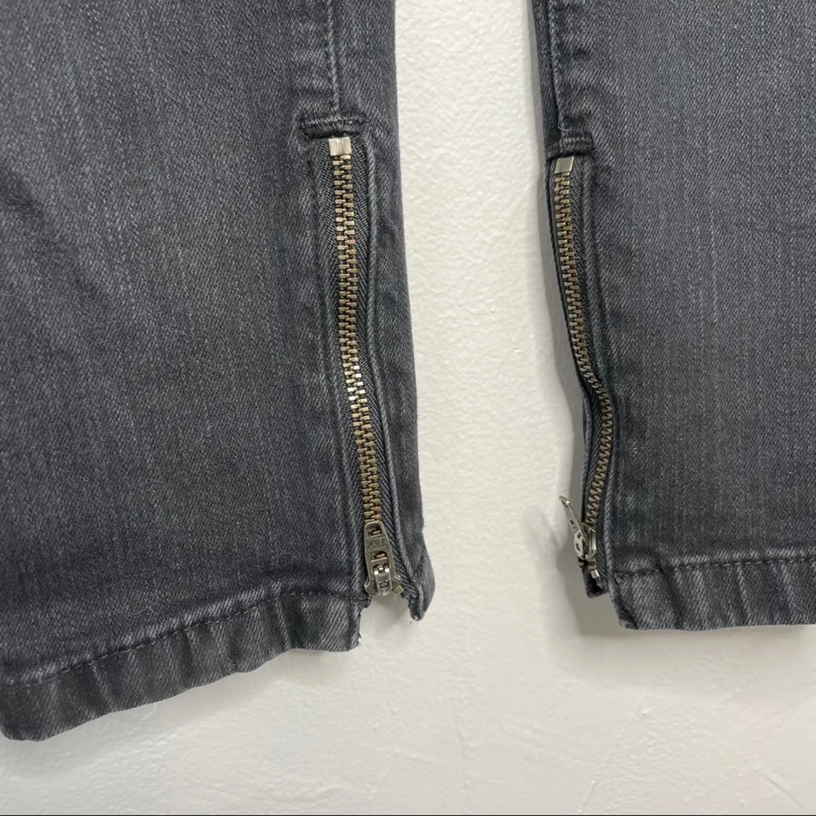 VINCE Black Skinny Jeans Womens Size 26 Black Ankle Zip Quiet Luxury Y2K Revival - Image 5